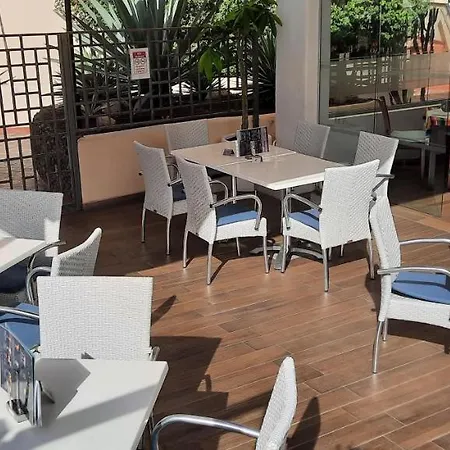 Castle Harbour Aparthotel 3*